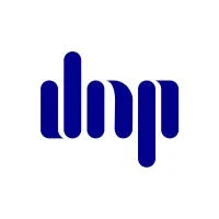 Logo de la marca DNP en tipografía azul estilizada